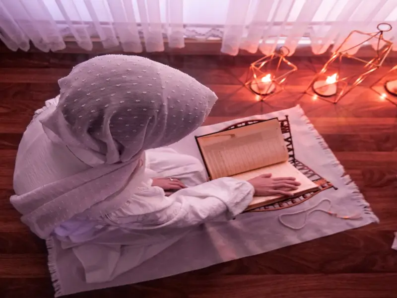How to Build a Salat Habit in Daily Life: A Step-by-Step Guide 2 muslim woman praying home