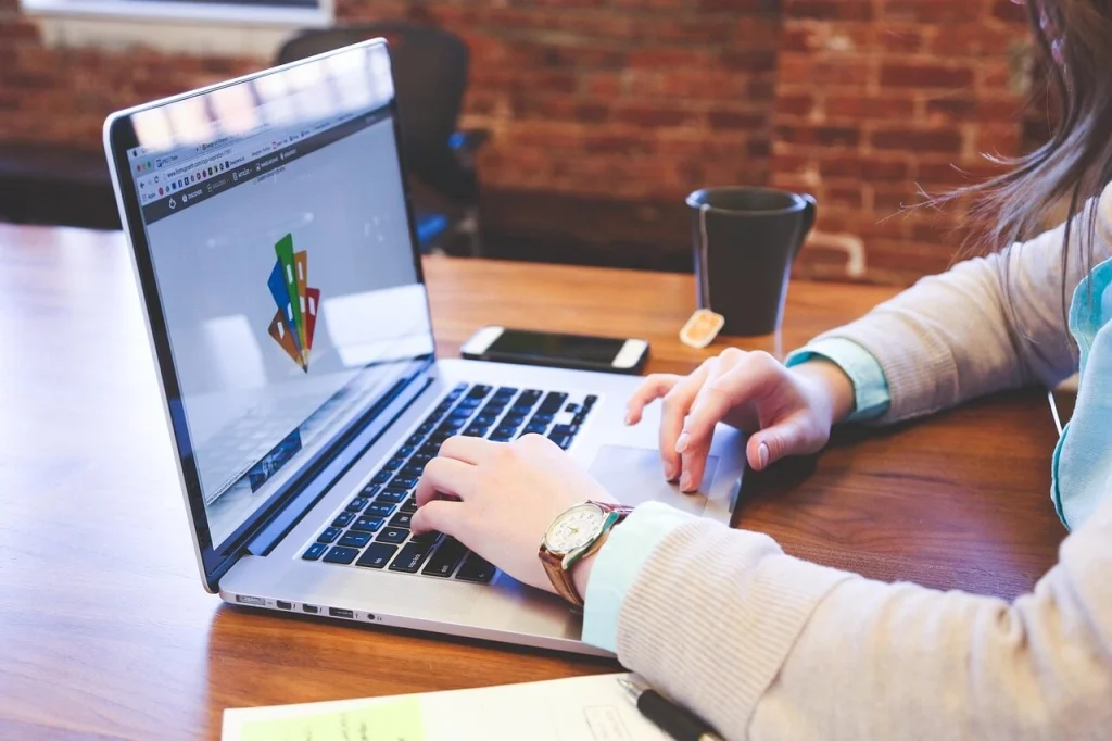 Muslim entrepreneur working on halal affiliate marketing online business