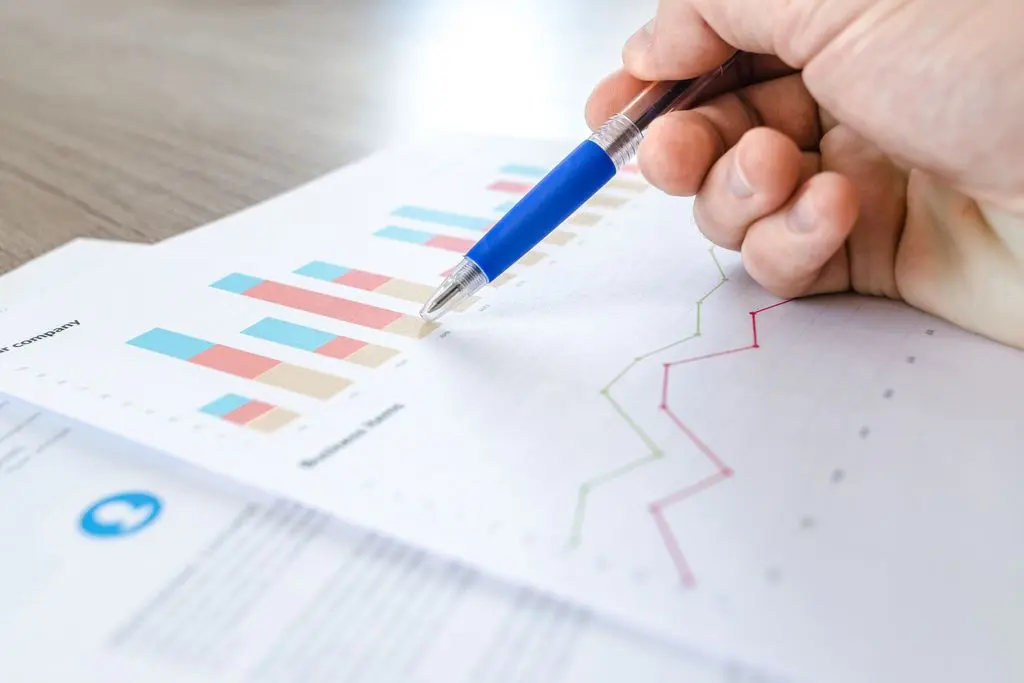 Infographic detailing the performance metrics of optimized WordPress for creative portfolios, illustrating the best portfolio hosting benefits.